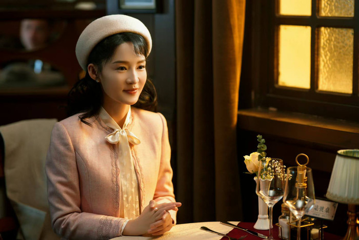 Có diễn xuất tốt nhưng lượng fan không đông đảo, Lý Thấm là nữ chính phiên 2 hoàn hảo để bù đắp những thiếu sót trong diễn xuất của Tiêu Chiến, Vương Nhất Bác.