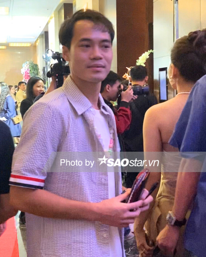 Cận mái tóc ngày càng thưa thớt, đáng lo ngại của Văn Toàn khi đi ăn cưới Quang Hải. Nam cầu thủ cũng từng vui vẻ thừa nhận: 'Tóc rụng gần hết vẫn chưa cưới vợ'