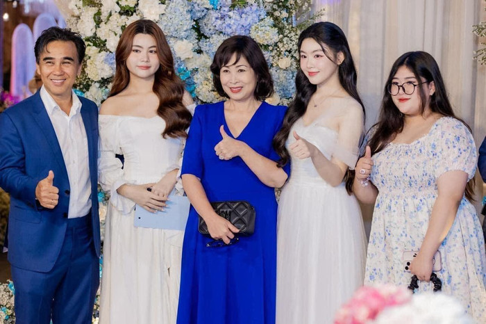 Nhiều nghệ sĩ tên tuổi trong đó có Hồng Vân đến dự tiệc sinh nhật của Lọ Lem - ái nữ nhà MC Quyền Linh.