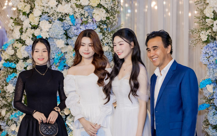 Sam 'nhìn như 18' khi đứng cạnh hai cô con gái xinh đẹp của Quyền Linh Ảnh 2