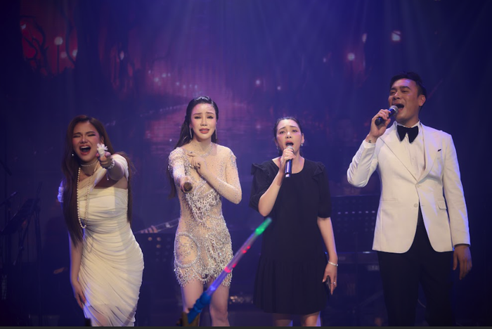 Chị gái Hồ Quỳnh Hương (váy đen) đã lên sân khấu hát cùng nữ ca sĩ khi thấy em gái bật khóc vì xúc động. 