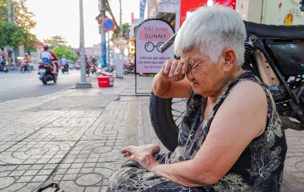 Gọi tiệm sách nhưng đó là chồng sách cũ dưới lề đường.