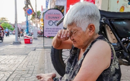 U80 mê đọc sách tìm hiểu thế giới, cụ bà lang thang bèn mở tiệm sách lề đường tới 1h sáng Ảnh 2