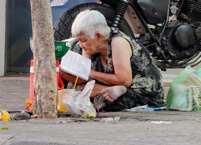 Mặc dù khó khăn nhưng bà có niềm đam mê bất tận với sách vở.