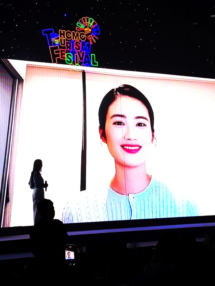 Hình ảnh Hoa hậu Ý Nhi xuất hiện tại buổi fan meeting. Ảnh TTNV