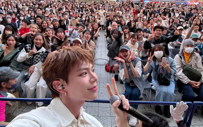 Sang nước ngoài biểu diễn, ERIK bất ngờ nhắc đến Đức Phúc và Hòa Minzy Ảnh 2