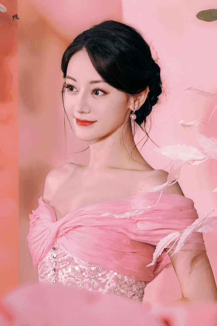 Địch Lệ Nhiệt Ba sở hữu nhan sắc ấn tượng