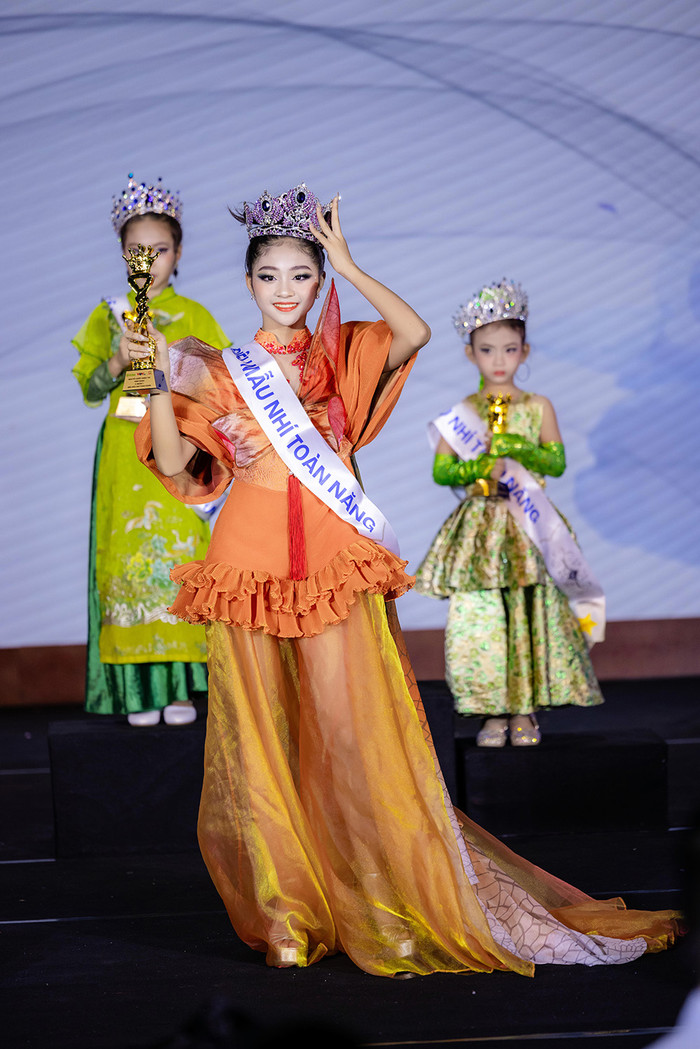 Mẫu nhí 12 tuổi Nguyễn Diệp Chi xuất sắc đăng quang danh hiệu quán quân.