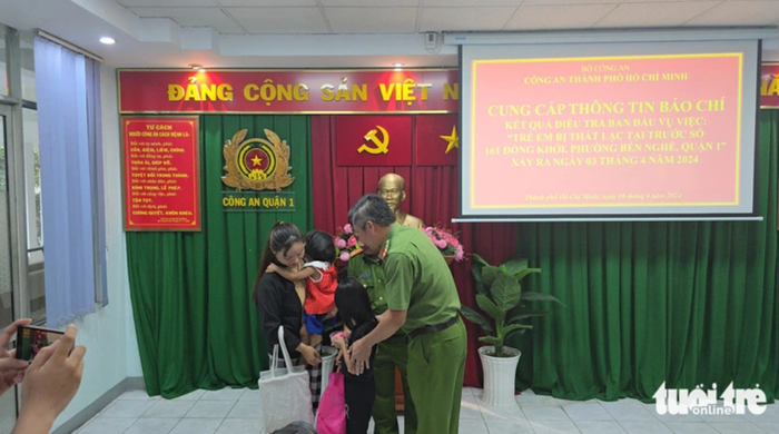 Công an bàn giao hai cháu bé bị thất lạc - Nguồn ảnh: Tuổi Trẻ