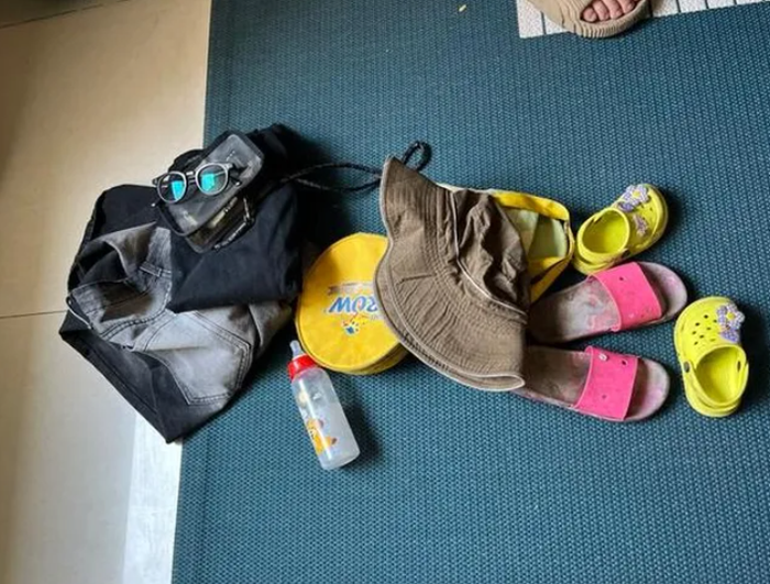 Một số vật dụng của 2 cháu bé được thu giữ