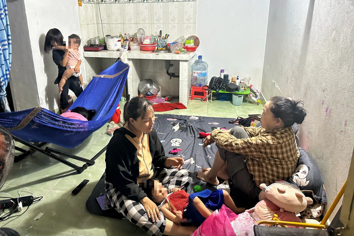 Chị Chi đưa 2 con về nhà trọ