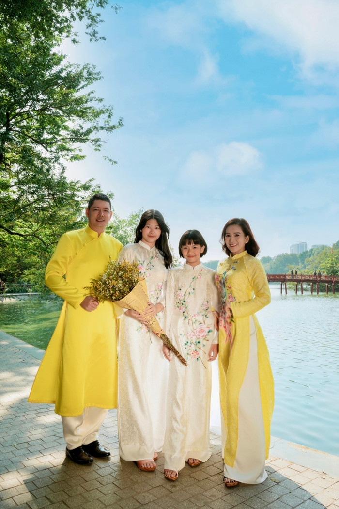 Với chiều cao ấn tượng 1m75, An Nhiên 15 tuổi gây ấn tượng trong bộ áo dài truyền thống.