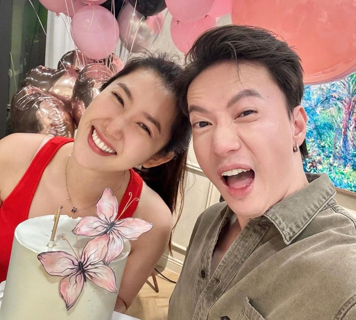 S.T Sơn Thạch tạo dáng 'nhí nhố' khi chụp ảnh với Thúy Ngân. Ảnh: Instagram lehuynh.thuyngan