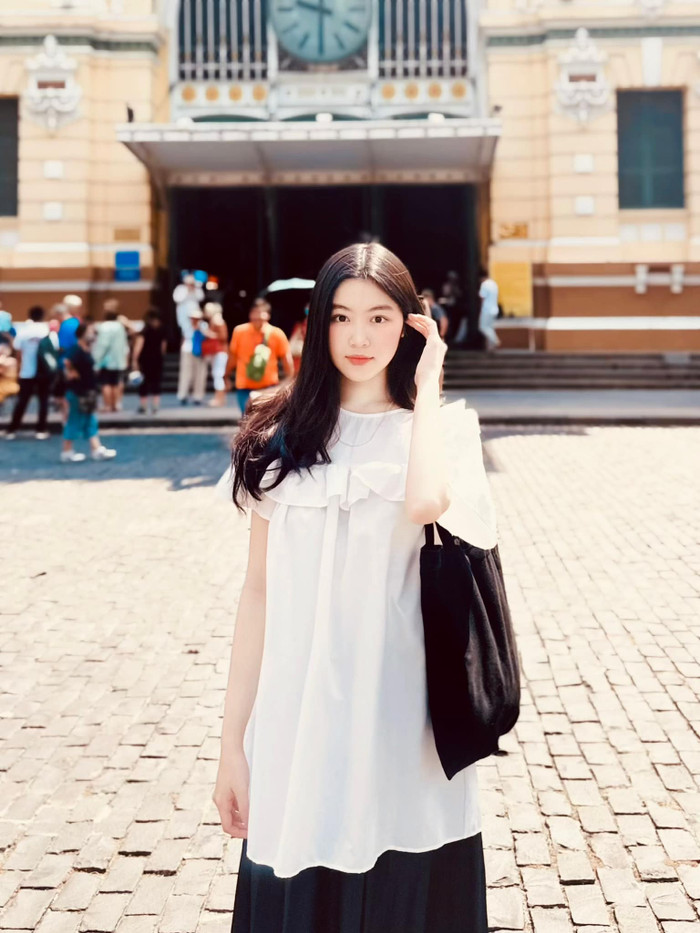 Trưởng nữ nhà Quyền Linh cũng có có trình độ tiếng Anh khủng nhờ học trường quốc tế từ nhỏ.