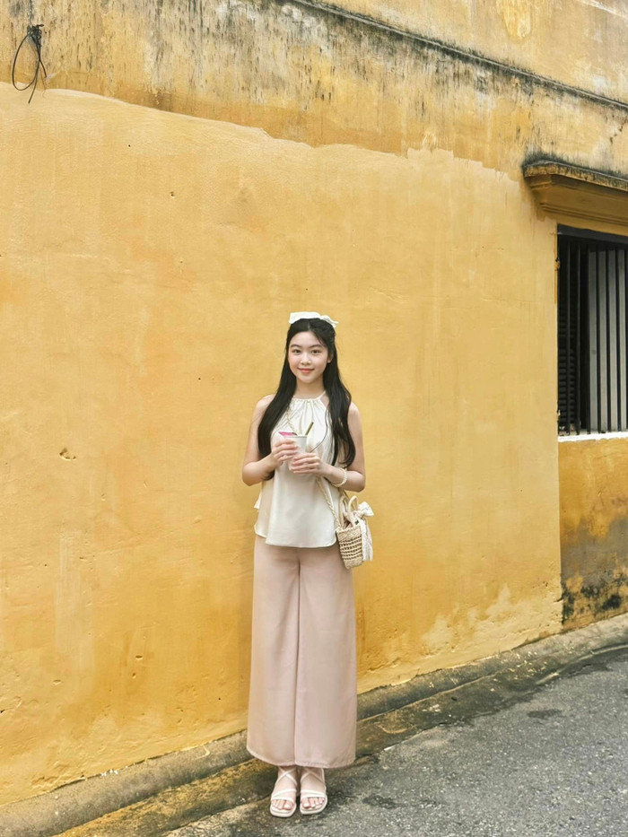 Ở tuổi 16, ngoài nhan sắc chuẩn hoa hậu, Lọ Lem ghi điểm với chiều cao 1m7.