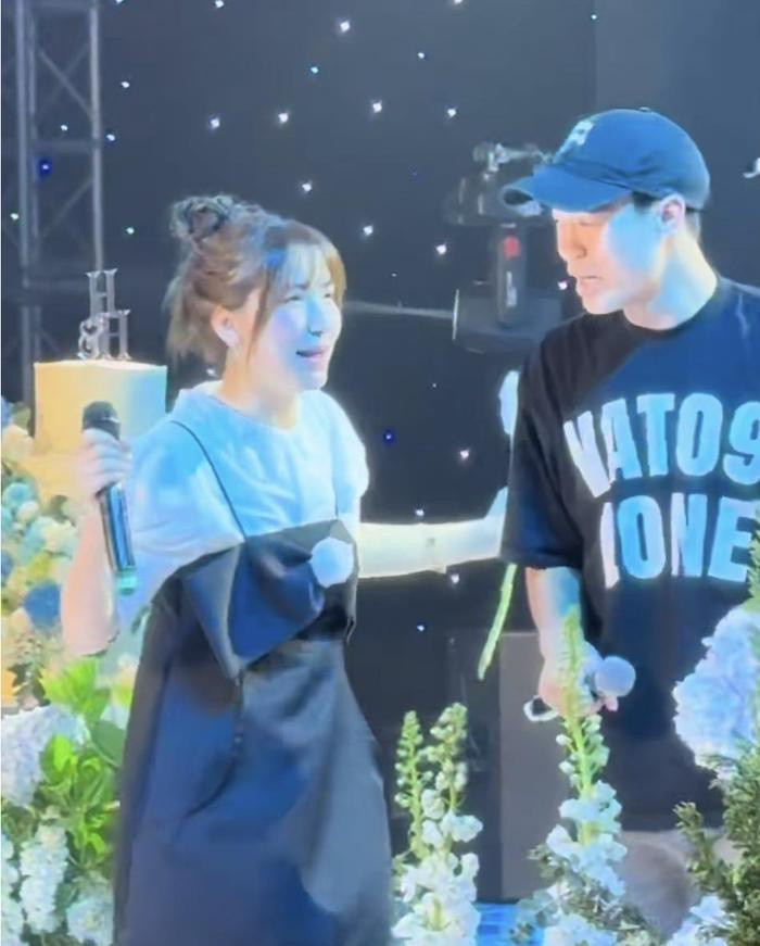 Cả hai thường xuyên song ca cùng nhau trong những buổi tiệc cưới, tụ họp bạn bè.