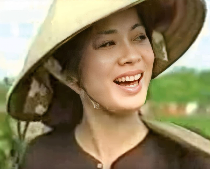 NSƯT Hương Dung, người đóng chung phim Chạy án và Săn bắt cướp sở hữu nhan sắc và khí chất tựa 'minh tinh điện ảnh'.