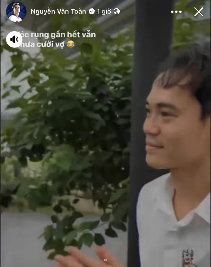 Văn Toàn đăng tải dòng trạng thái 'Tóc rụng gần hết vẫn chưa cưới vợ'