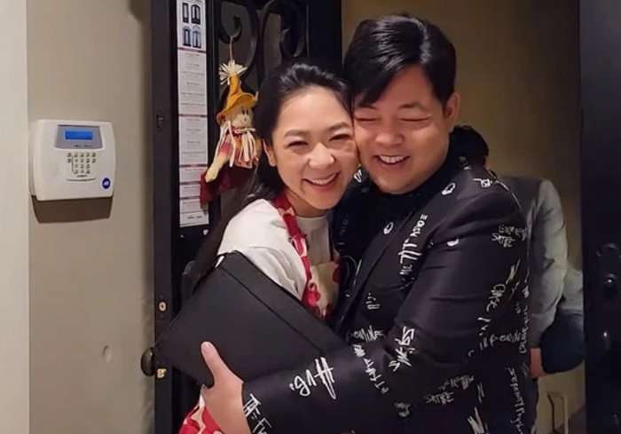 Gần đây, Hà Thanh Xuân vướng nghi vấn hẹn hò Quang Lê. Trong một số khoảnh khắc chụp chung, nữ ca sĩ để lộ làn da lão hoá, nhiều nếp nhăn dưới mắt.