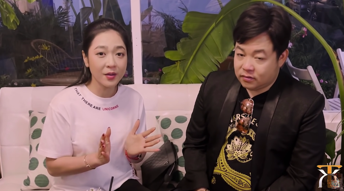 Trong một số khoảnh khắc, Hà Thanh Xuân còn để lộ gương mặt to tròn, kém gọn gàng.