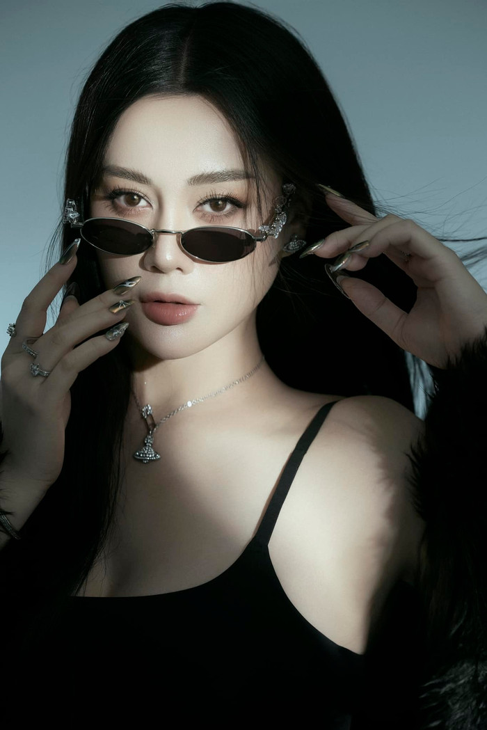 Trong giai đoạn cuối của thai kỳ, bà xã Shark Bình vẫn theo đuổi phong cách quyến rũ cá tính.