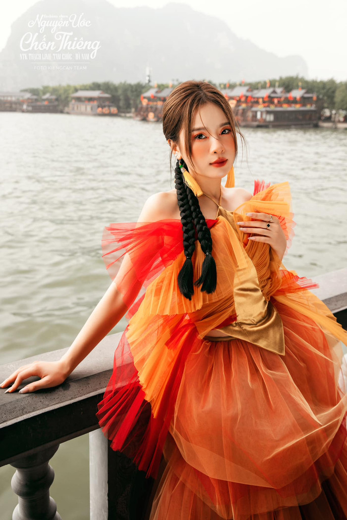 Ngọc Kem nhiều lần xuất hiện với vai trò người mẫu trên các sàn diễn thời trang.