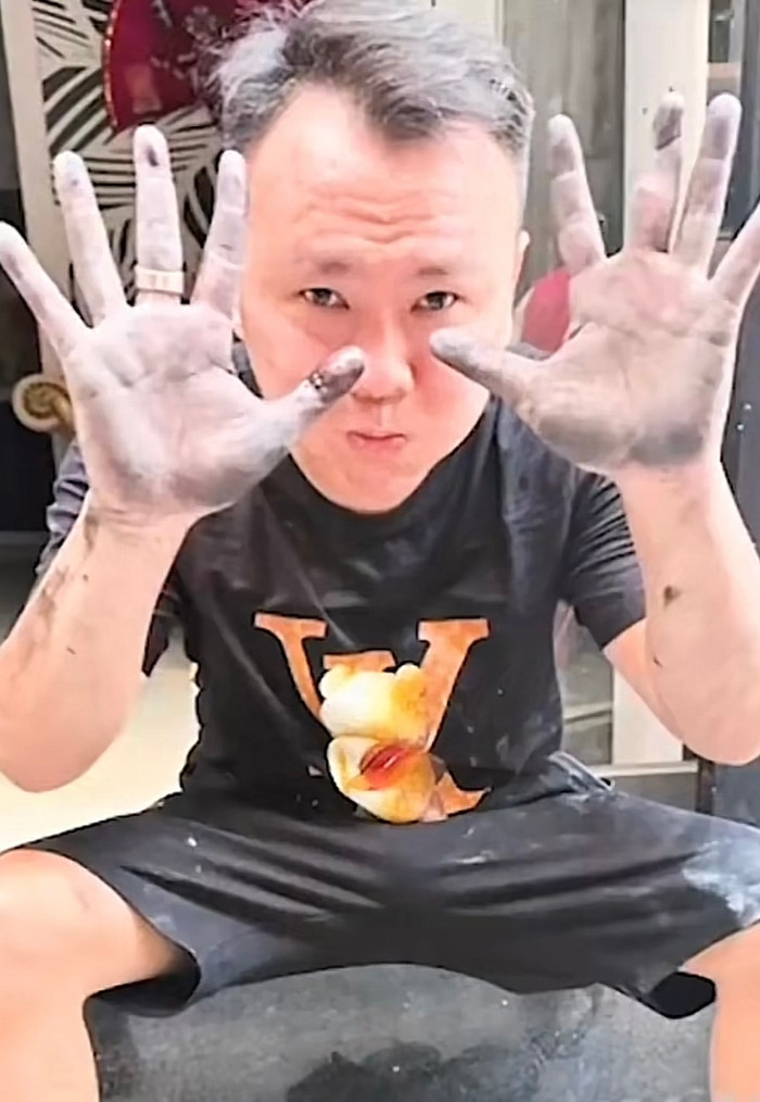 Người thân của cô gái mặt mũi lấm lem sau phi vụ chữa cháy của nhà mình.