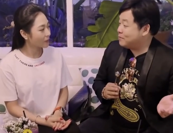 Cặp đôi trò chuyện vui vẻ