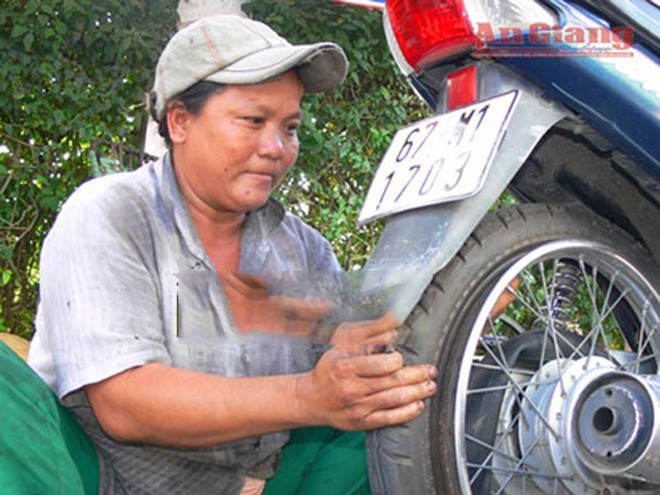 Chị Lớn làm nghề vá xe