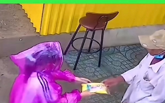 Thấy người đàn ông co ro dưới mưa, nhóm học sinh đã làm điều này khiến cộng đồng mạng xúc động Ảnh 2