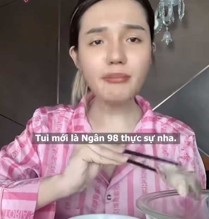Phương Anh có cách mukbang khá giống với chị gái Ngân 98