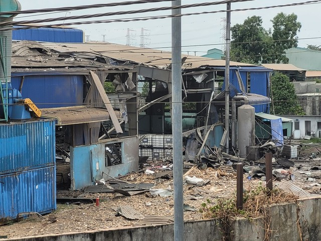 Những mảnh vỡ nằm ngổn ngang trong nhà xưởng sau vụ nổ.