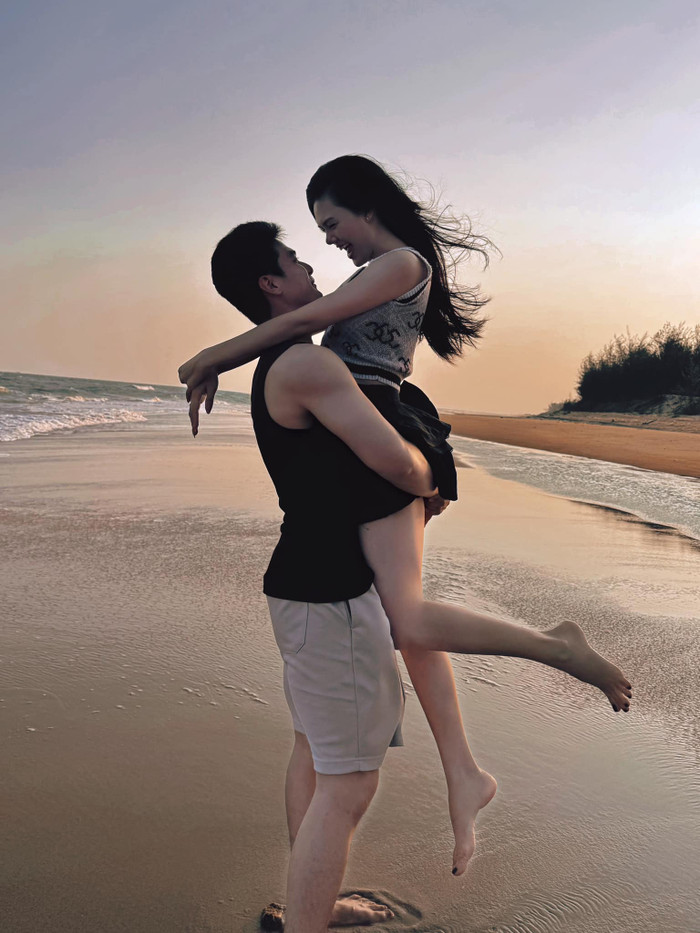 “Trinh đã hiểu thế nào là cho nhau được thứ hạnh phúc yên bình mà mình luôn tìm kiếm trong tình yêu. Trinh yêu chỉ vì yêu, vì mưu cầu hạnh phúc chứ không phải vì bất cứ sự toan tính và lợi ích gì. Mỗi lần yêu đều ngây ngô như lần đầu, Trinh phải biết ơn những vấp ngã đã từng để mình nhận thức được rằng, ở hiện tại ai yêu Trinh chắc chắn sẽ rất hạnh phúc...