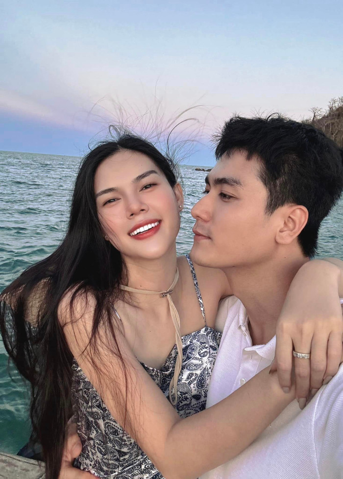 Theo tìm hiểu của SAOStar, ngoài việc đón đưa đi làm, chồng Ngọc Trinh còn đảm nhận chuyện bếp núc, dọn dẹp nhà cửa,… và không cho cô động móng tay vào. Cảm nhận cuộc sống hôn nhân được Ngọc Trinh gói gọn trong hai từ hạnh phúc.