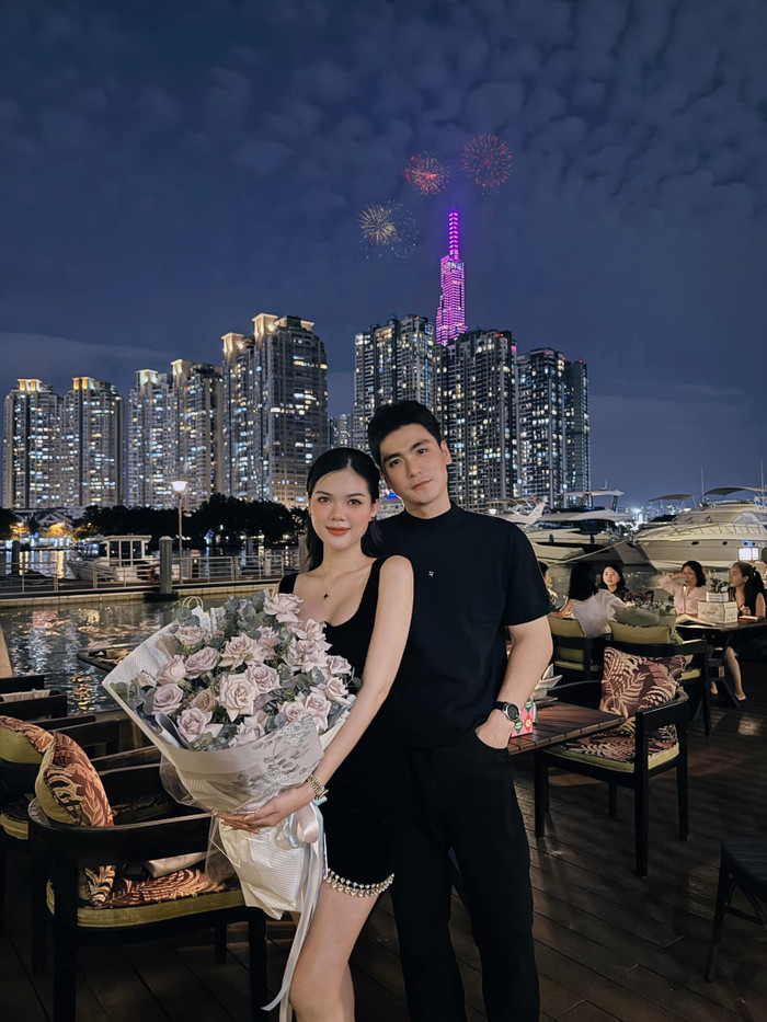 Cách đây ít ngày, Ngọc Trinh bất ngờ thông báo tin vui với người hâm mộ. Ngôi nhà mới là thành quả lao động miệt mài sau bao năm nữ diễn viên tích cóp. Đây cũng là tổ ấm bắt đầu hành trình son cho đôi uyên ương. Những ai dõi theo Ngọc Trinh trong nhiều năm qua, có lẽ hiểu được cô gái này từng có thời gian đau khổ, không hạnh phúc. Bây giờ người hâm mộ hi vọng Á hậu áo dài Việt Nam 2017 sẽ có cuộc sống thật hạnh phúc khi tìm được người thương cô thật lòng.  