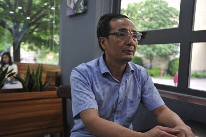 Bố của Lý túc trực chăm con gái. (Ảnh: Phụ nữ Việt Nam)