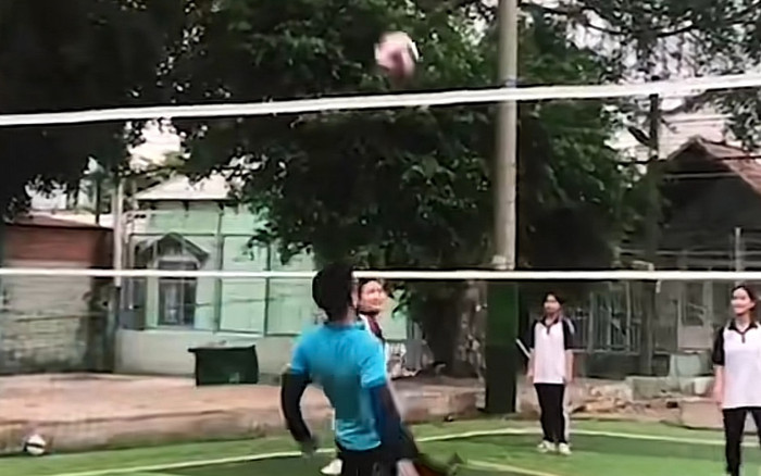 Không dùng tay và chấp 6 bạn nữ chơi bóng chuyền, thầy giáo khiến đối phương nhận kết đắng Ảnh 2