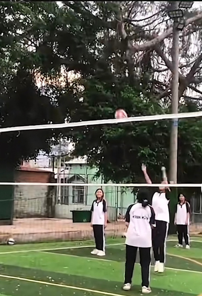 Các bạn học sinh cũng đã cố hết sức để phản kháng lại thầy.