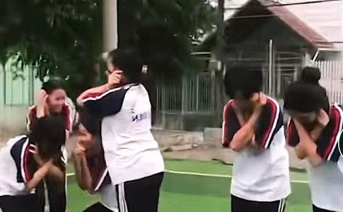 Và kết quả phải chịu hình phạt thụt dầu.