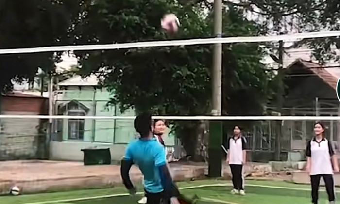 Trận bóng căng thẳng giữa thầy giáo và 6 bạn nữ sinh.