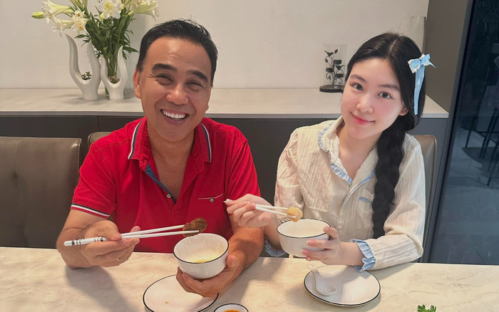 Lọ Lem nhà Quyền Linh chuẩn 'con ngoan trò giỏi' qua hành động này với ba Ảnh 2