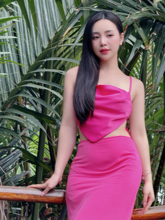 Quỳnh Kool thường ăn vận gợi cảm. Ảnh: FBNV