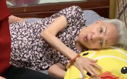 Hình ảnh nghệ sĩ Hồng Nga gầy gò nằm trên giường bệnh khiến khán giả xót xa Ảnh 2