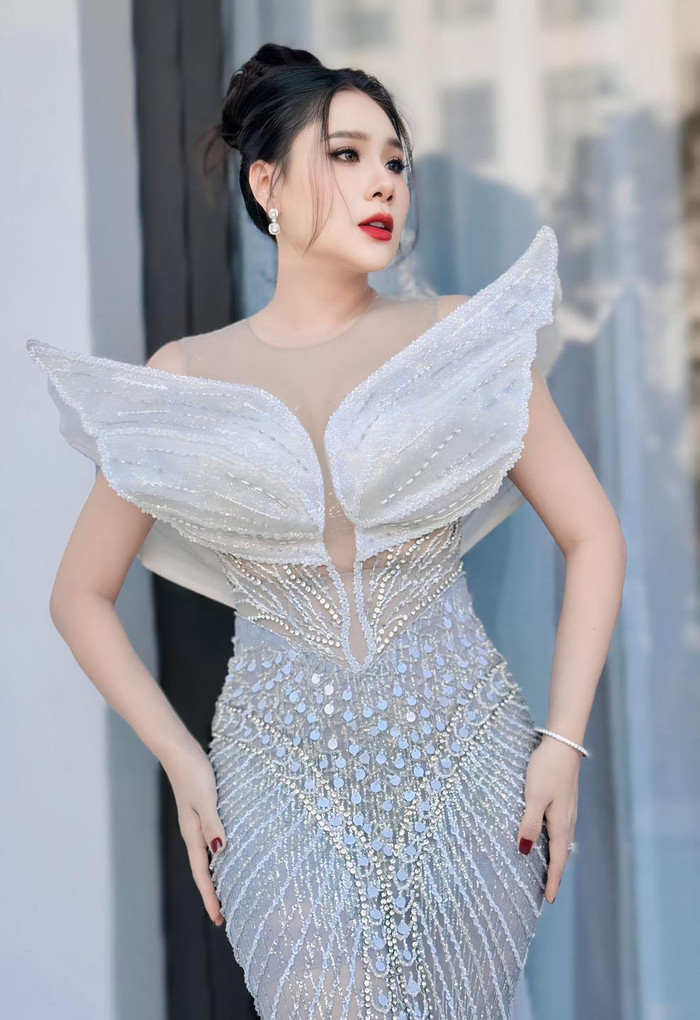 Trước khi mang bầu lần hai, nữ diễn viên làm việc vô cùng chăm chỉ. Cô tập trung vào công việc bán hàng online, song song tham gia các hoạt động của giới showbiz. Ảnh: FBNV