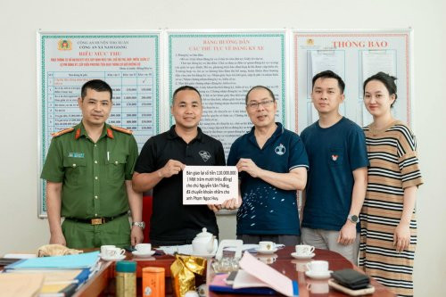 Anh Huy trao trả lại số tiền cho chủ sở hữu