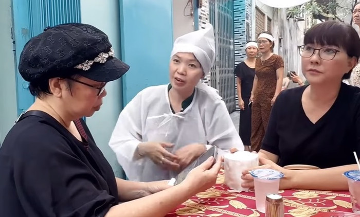 Nghệ sĩ Phi Phụng và Phương Dung đến viếng đám tang của nữ ca sĩ Yến Thu.