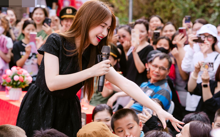 Hòa Minzy ngẫu hứng mời khán giả nhí song ca, 'cái kết' gây bất ngờ Ảnh 2