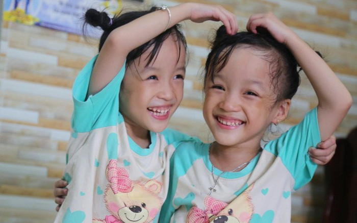 4 năm sau cuộc đại phẫu thuật tách rời, cặp song sinh dính liền Trúc Nhi - Diệu Nhi hiện ra sao? Ảnh 2