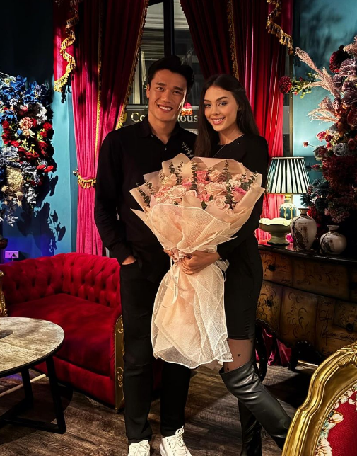 Đã 4 năm kể từ khi Bùi Tiến Dũng và vợ Tây Dianka Zakhidova hẹn hò và đi đến kết hôn. Người vợ hiện tại của nam cầu thủ cũng là mỹ nhân duy nhất được anh công khai yêu. Dianka Zakhidova được gia đình Bùi Tiến Dũng yêu quý và thương yêu như con ruột khi cô bắt đầu trở thành dâu.