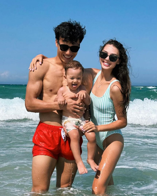 Dianka Zakhidova sinh năm 2000. Cô được Bùi Tiến Dũng công khai yêu vào năm 2020. Cả hai chính thức trở thành vợ chồng sau hai năm hẹn hò và hạ sinh con trai tên Danil vào tháng 11/2022. Thủ môn Bùi Tiến Dũng và Dianka Zakhidova được người hâm mộ nhận xét là đôi trai tài gái sắc của bóng đá Việt Nam.